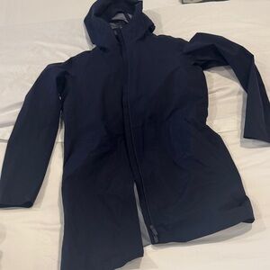 Lululemon rain rebel jacket size 6 navy insulated